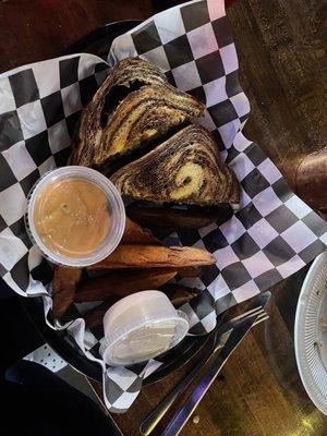 Patty Melt with potato wedges