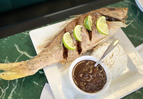 Pescado Entero - yummy