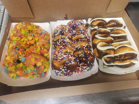 Family Box: Consist of 3 snack packs. Fruity Pebbles and Vanilla Glaze, Sprinkles and Chocolate Glaze, Boston Cream and Chocolate Glaze