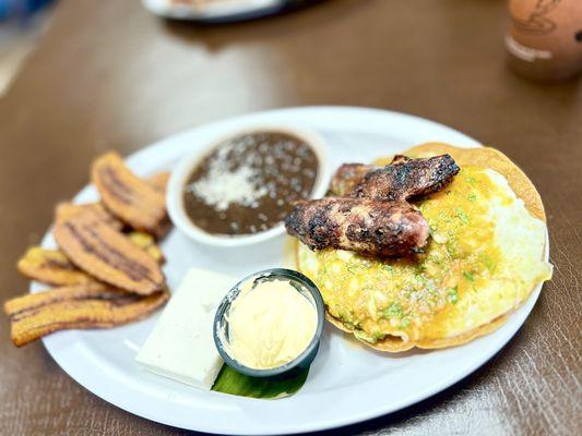 Huevos Rancheros con longaniza