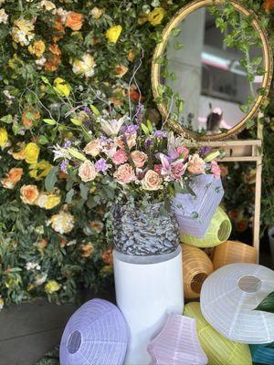 Este arreglo floral está hermoso, y el rincón que está adornando ideal para fotos de Instagram.