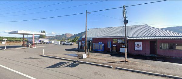 Boy's Pine Grove Grocery