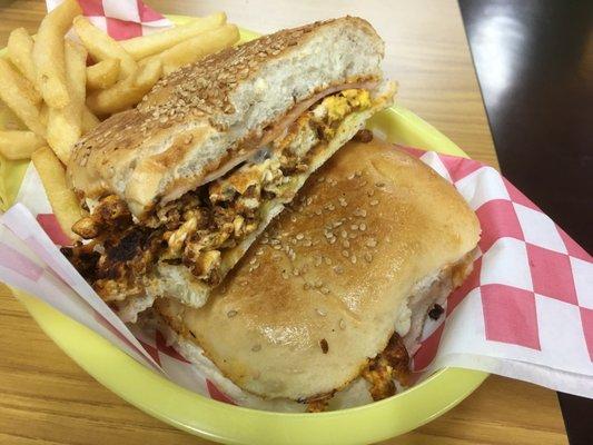Torta con huevo, chorizo, y queso