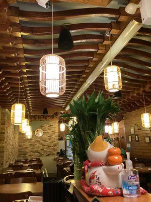 We hope that the comfortable environment of fresh ingredients and delicious food can make everyone relax and feel at home.