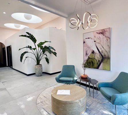 Make yourself comfortable in our lobby before being greeted by your therapist.