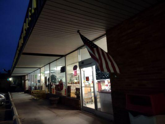 Tubs & Tumblers Coin Laundry and Drop-Off Service