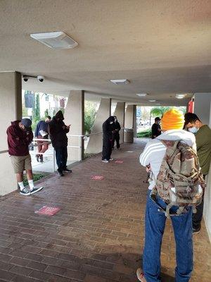 Outside the bank in vista in the rain with no outside security to tell anybody where the line starts...OMG...come on guys !!!!