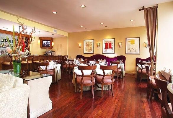 Knoll, the ideal spot for a casual dinner or intimate rendevous.