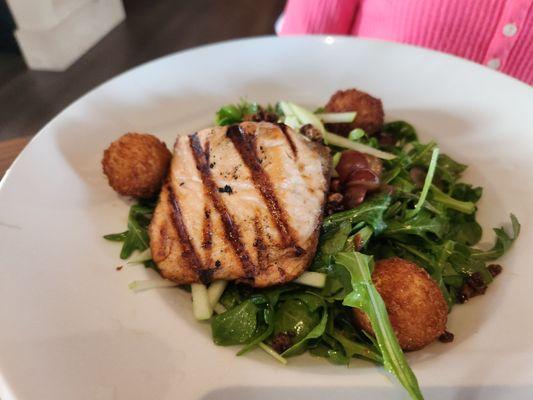 Arugula salad with salmon and fried goat cheese balls