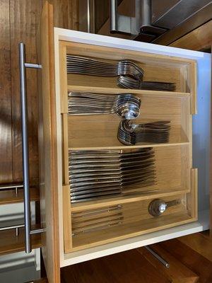 Organizing cutlery