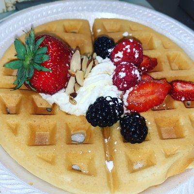 Waffles con fruta .
Waffles with fruit .