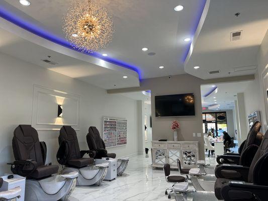 Immaculate new salon, accepts walk-ins! Fantastic service!
