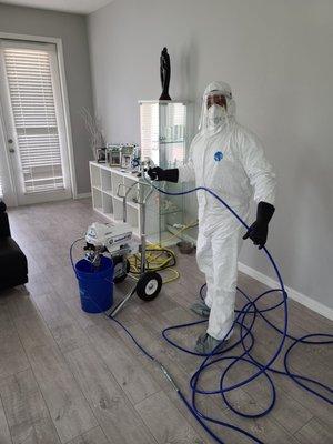 Usando el Sany-Spray Covid 19