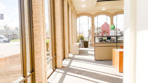 Photo of the WaFd Bank Branch location in Salem, Oregon. Located at 2955 Broadway St NE, Salem, OR 97303