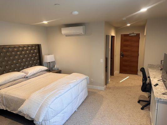 Kingsize bedroom .