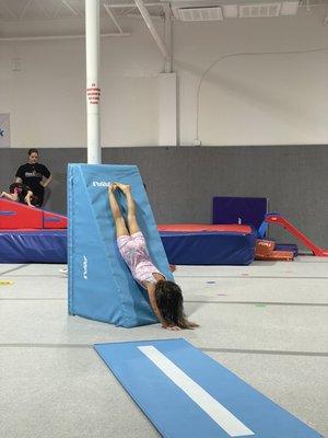 The beginning of hand stands (in the 4-5 year olds' gym)