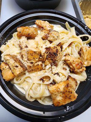 Salmon pieces with garlic cream Fettuccine