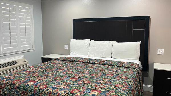 Studio Oakland CA San Francisco Berkeley Area king bed