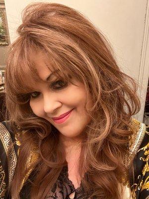 I've been trying to get this layered 2 tone style! I had It custom colored from her custom Stylist "Alfredo " she recommended!