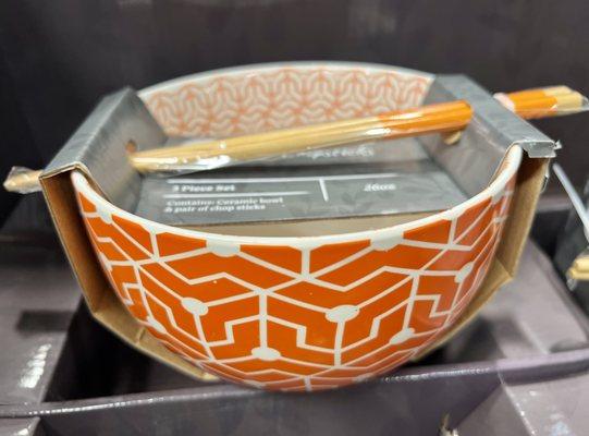 Super cute noodle bowl. Getting it for my kid that loves noodles!