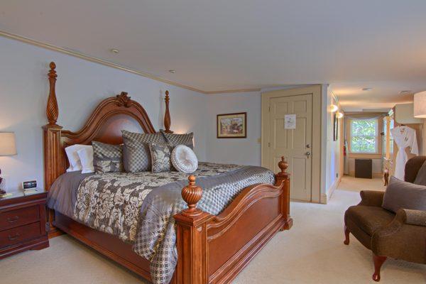 Marsh Retreat King Suite at North Lodge on Oakland Bed and Breakfast