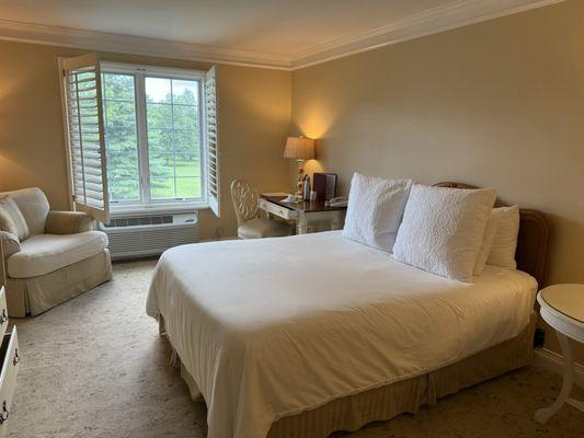 Peaceful and relaxing room w gorgeous view of garden