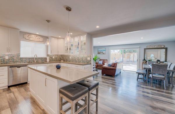 A modern kitchen that helps establish healthy routines during drug detox in Huntington Beach, CA.