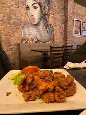 Chicharron de pollo sin hueso
(Boneless fried chicken chunks)