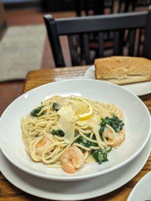 Shrimp scampi with garlic bread