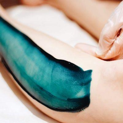 Our signature hard wax provides less painful waxing experience. Adheres firmly to fine/coarse hair. Low melting point minimizes irritation.