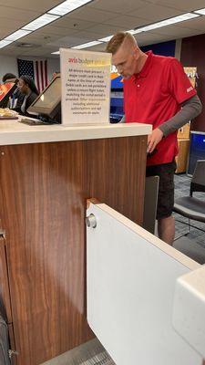 Rude and dishonest employee.