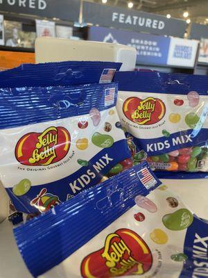 Kids mix Jelly Belly.