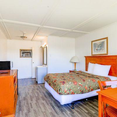 Country Hearth Inn & Suites By OYO Sturgis