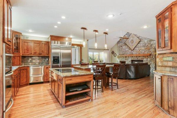 Currently listed with SRG!!!