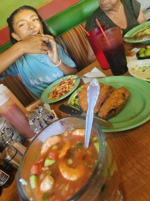 Camarones empanizados con fries. Empanadas de Camaron. El coctel de camaron grande esta deliciosos.