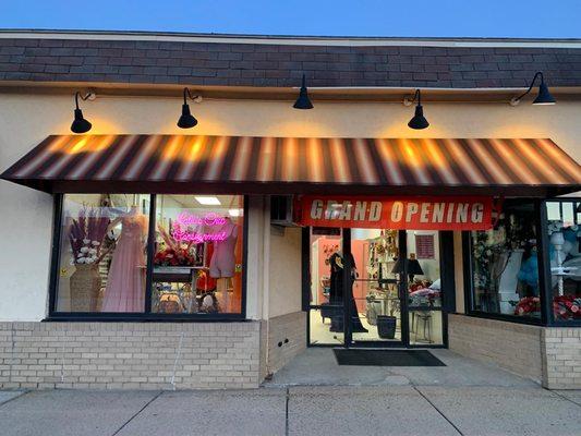 Lola's Chic offers great Quality and variety of consignment items. Also Body shapers, Jewelry and home decor