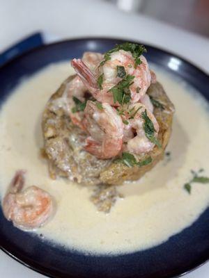 Mofongo de camarón en una salsa blanca.