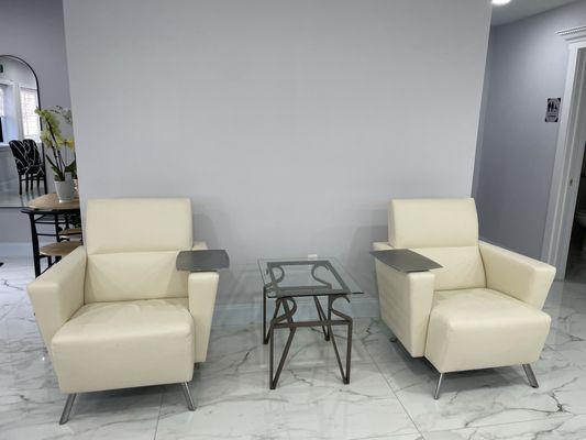 Waiting area with armrests for drinks