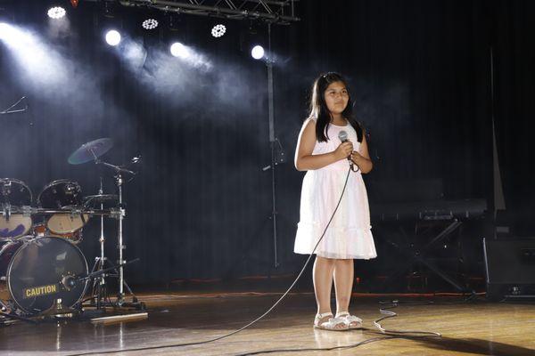 en la presentacion se destaco alumna de GS MUSIC SCHOOL