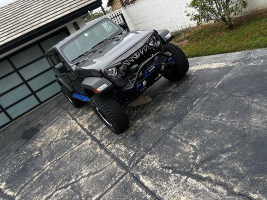 2.5 inch lift with 35's and new bead lockers.