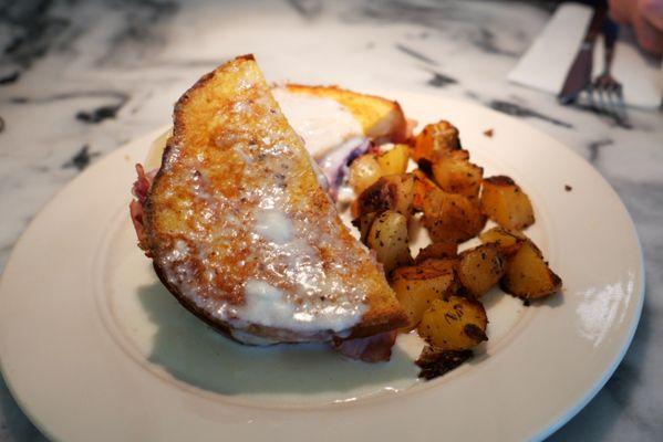 Le Petit Triangle Cafe