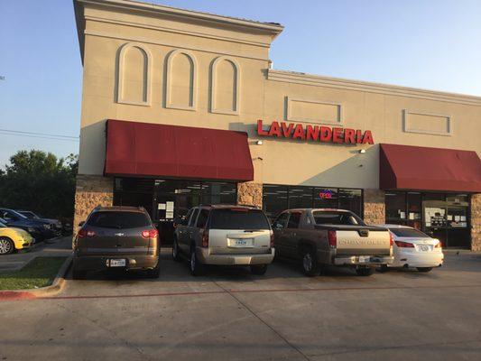 We are located in side the laundry adentro de la lavandería Normalmente abrimos Jueves Vienes Sábado Domingo Lunes 9 am to 8