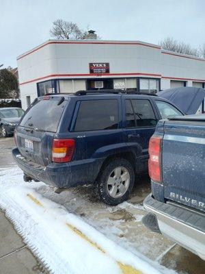 Front of Vek's Auto in Fenton, Michigan