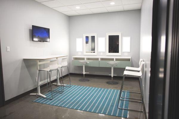 Makeup room adjacent to wardrobe room