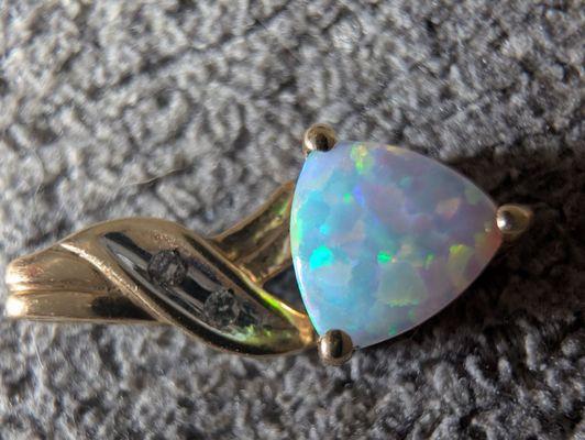 10k synthetic opal. Was told it was 14k. Guy had no idea if it was synthetic or not.