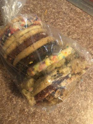 How the dozen cookies came with no padding. Half of them were crushed.