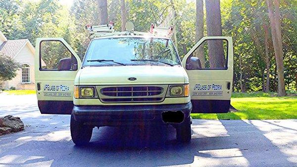 Plate, safety glass, glass shower enclousures. Mirrors, commercial storefronts, window repairs (broken or fogged)
Hablamos español