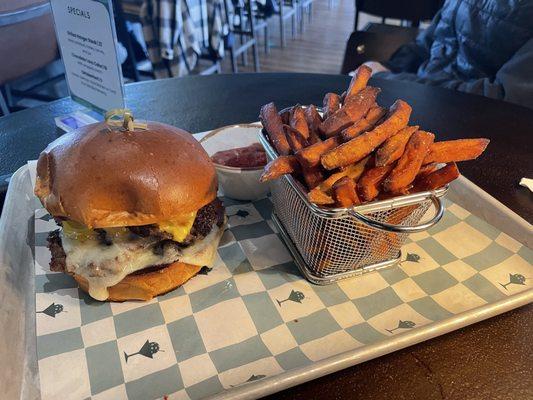 Smash Burger w/Sweet Potato Fries