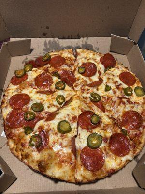 Ordered the handmade pan with pepperoni and jalapeños. Delicious!!