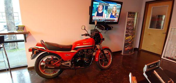 Kawasaki Z550 in waiting room!